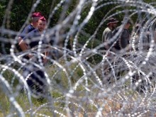 Двама министри проверяват оградата с Турция