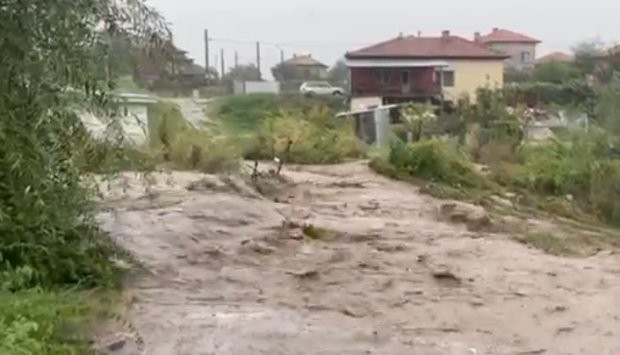 Тежка е ситуацията в селата Розино и Столетово след проливните дъждове, има бедстващ човек