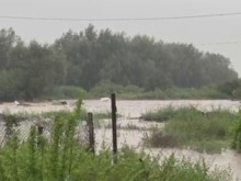Карловските села Каравелово и Богдан са залети от приливна вълна
