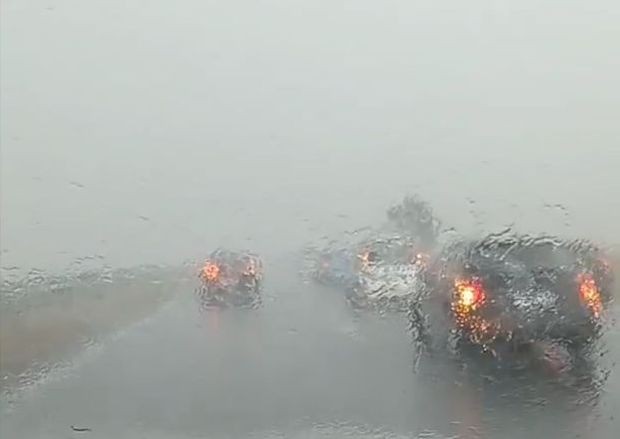 Силен дъжд на магистрала "Тракия", колите се движат на аварийни