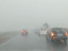 Силен дъжд на магистрала "Тракия", колите се движат на аварийни