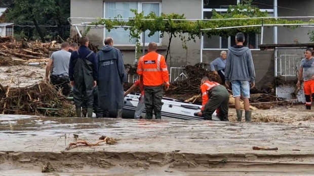 Аварийните екипи на Столична община евакуираха 12 човека от наводнено карловско село