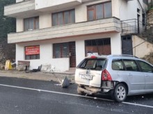 Кола се блъсна в къща в Смолян