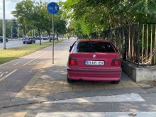 Не му ли стана неудобно? Плевенски автомобил гази закона в Пловдив