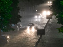 Наводнени са много обекти в Добрич заради проливния дъжд, един човек е евакуиран от дома му