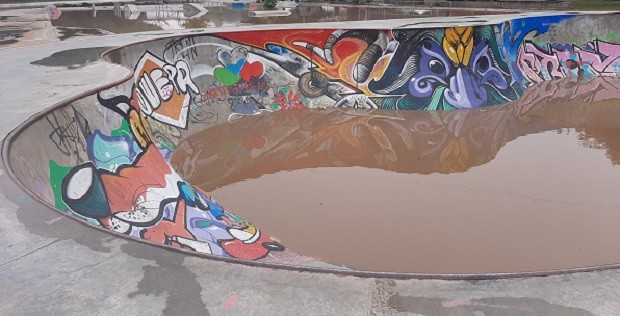 Част от скейт парка в Добрич е пълна с дъждовна вода