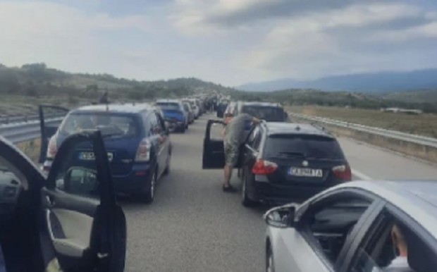 Интензивен трафик и днес на ГКПП Кулата посока Гърция  На граничния