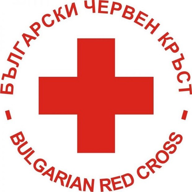 Екипи на БЧК оказват подкрепа на засегнатите от наводнението хора в община Карлово