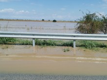 Водата от прелялата Стряма стигна до АМ "Тракия", има полиция!