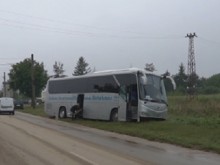 Автобус с 30 работници е пометен от стихията в Добричко