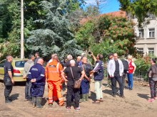 Екипи на БЧК оказват подкрепа на засегнатите от наводнението хора в община Карлово