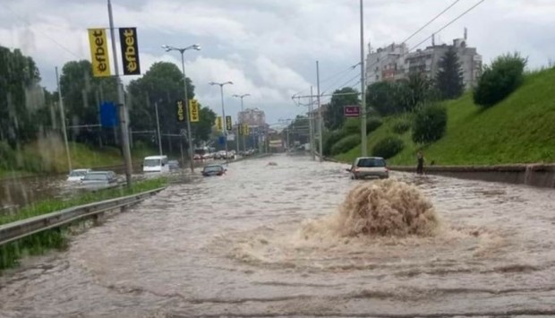 За близо 12 часа в Русе паднаха 92 л кв м дъжд