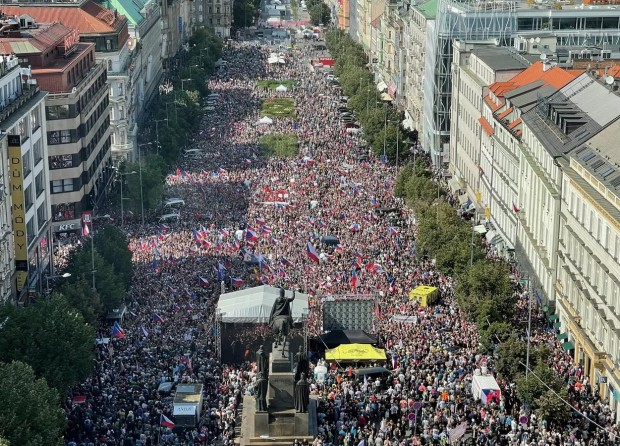 Около 70 хиляди души протестираха срещу ЕС и НАТО в центъра на Прага