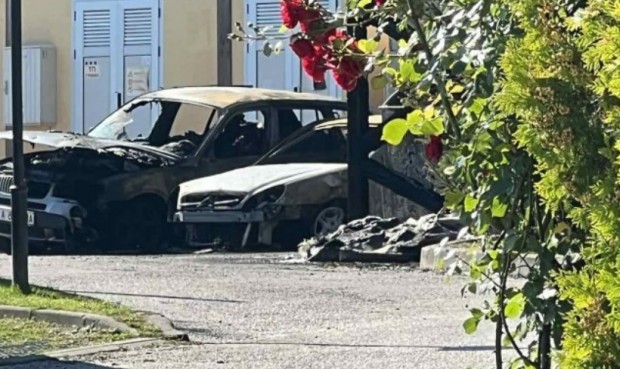 Девет автомобила изгоряха пред хотел в Банско