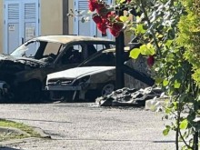 Девет автомобила изгоряха пред хотел в Банско