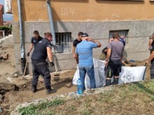 Военнослужещи продължават да помагат след водното бедствие в Карловско