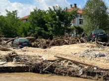 Картината от село Богдан: Срутени къщи, паднали електрически стълбове и много кал
