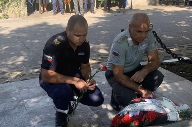 Полицаи отдадоха почит към загиналите преди 23 години шестима служители на МВР