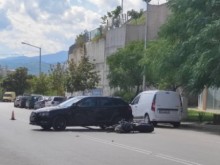 Двама пострадали след удар между лека кола и мотор в Благоевград