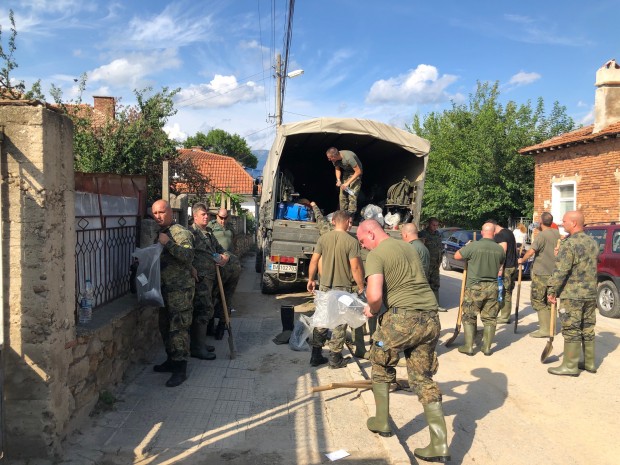 Военните помагат на Каравелово