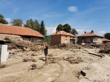 Очевидец за ужаса в с. Каравелово: Хората имат нужда от помощ, нямат нищо! Всичко е под вода и тиня!