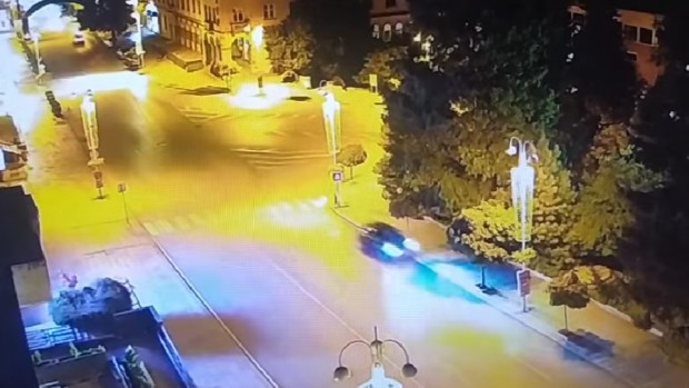 Шофьор помете автобусна спирка и улична лампа пред общината във Велико Търново