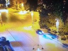 Шофьор помете автобусна спирка и улична лампа пред общината във Велико Търново