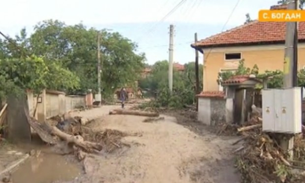 Щетите след потопа в село Богдан са огромни. Семейство вижда