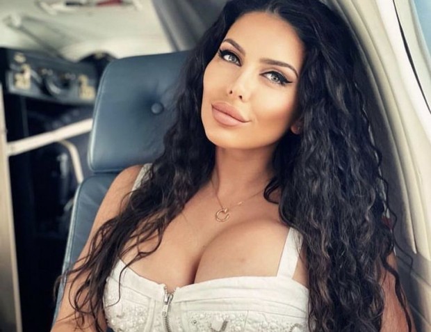 Мисис Вселена България Валери Стефанова скандализира социалните мрежи с еротични кадри