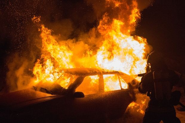 Пожар унищожи шест леки коли пред хотел в Банско