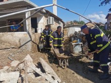 Доброволци от Свищов помагат на пострадалите от поройните дъждове в село Каравелово