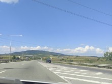 Движението по път Благоевград - Симитли, в района на Симитли, се осъществява двупосочно в една лента поради ПТП