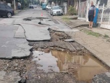 Пороен дъжд нанесе щети по асфалт и блокира улици в Петрич