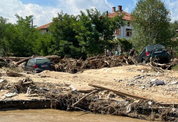 След отнесените огради на домовете на жителите на село Богдан