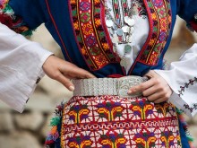 Хасково празнува 137 години от Съединението на България с тържествен ритуал и общоградско хоро