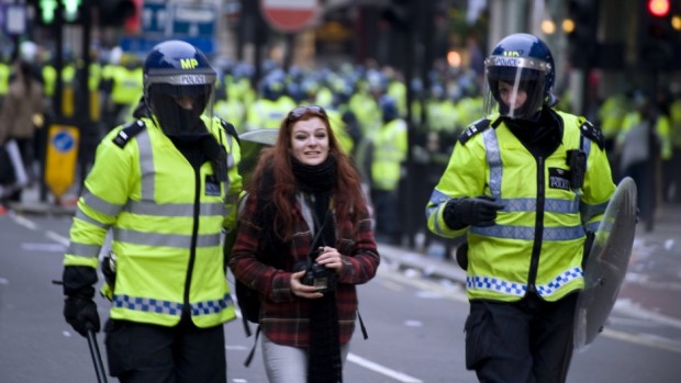 Британската полиция се готви за зима на "икономически бунтове"