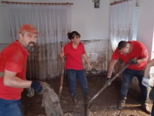 Четвърти ден доброволците от "Пловдив 112" се борят с последствията от водната стихия в Карловско