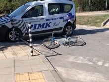 Кола се вряза в ограда в Пловдив, блъснат е велосипедист, има и автобус!