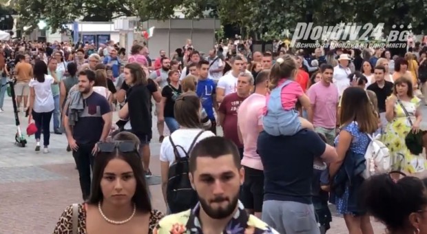 Хиляди хора има в момента в центъра на Пловдив, предава