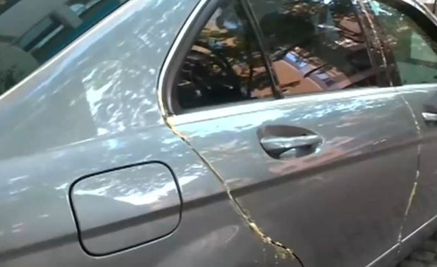 Мъж намери автомобила си със залепени врати с монтажна пяна.