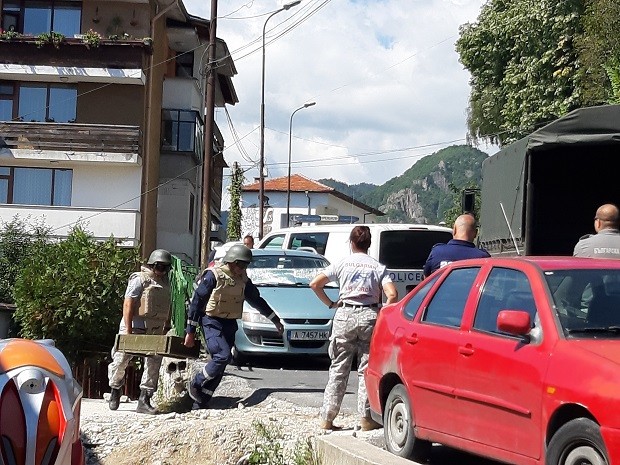 Специализиран екип от военни сапьори от Пловдив изнесе снаряда, който