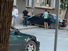 Кола се заби в блок