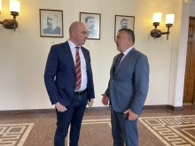 Министър Илин Димитров разговаря с кмета на Карлово Емил Кабаиванов за подкрепа на пострадалите от наводненията