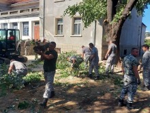 140 военнослужещи от Сухопътните войски и Военновъздушните сили и днес са в помощ на пострадалите от Карловско
