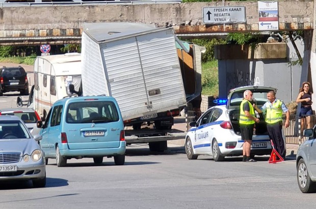 Тежкотоварен автомобил се блъсна в бетоново съоръжение до стадион "Пловдив"