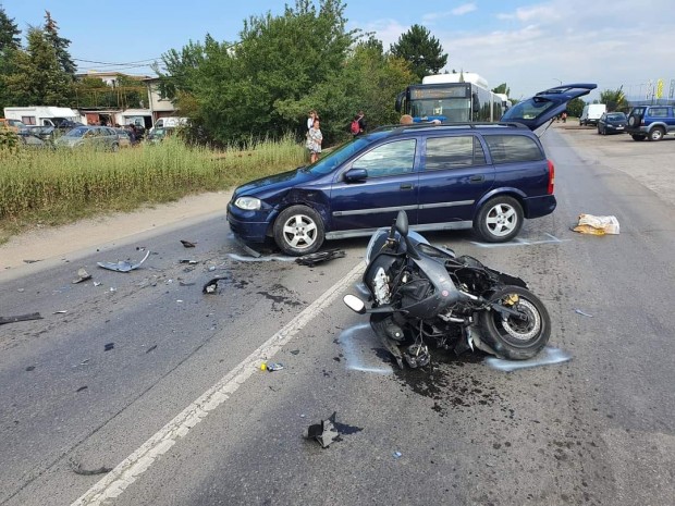 Моторист е в тежко състояние след челна катастрофа на Околовръстното шосе