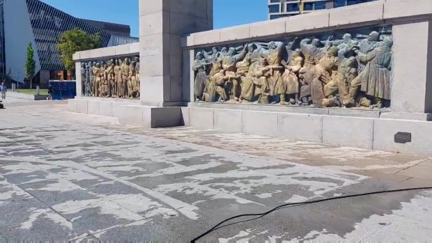 За пореден път паметникът на Съветската армия в Бургас бе