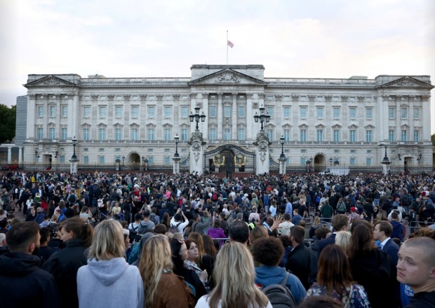 Хиляди запяха британския химн пред Бъкингамския дворец