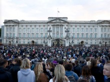 Хиляди запяха британския химн пред Бъкингамския дворец