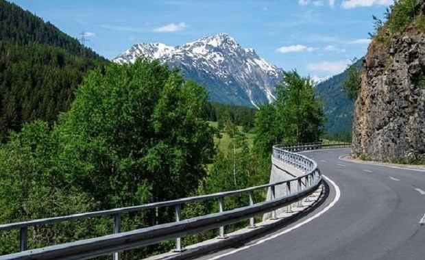 В изпреварващата лента се осъществява движението от 44 км до 42 км на АМ "Хемус" в посока София